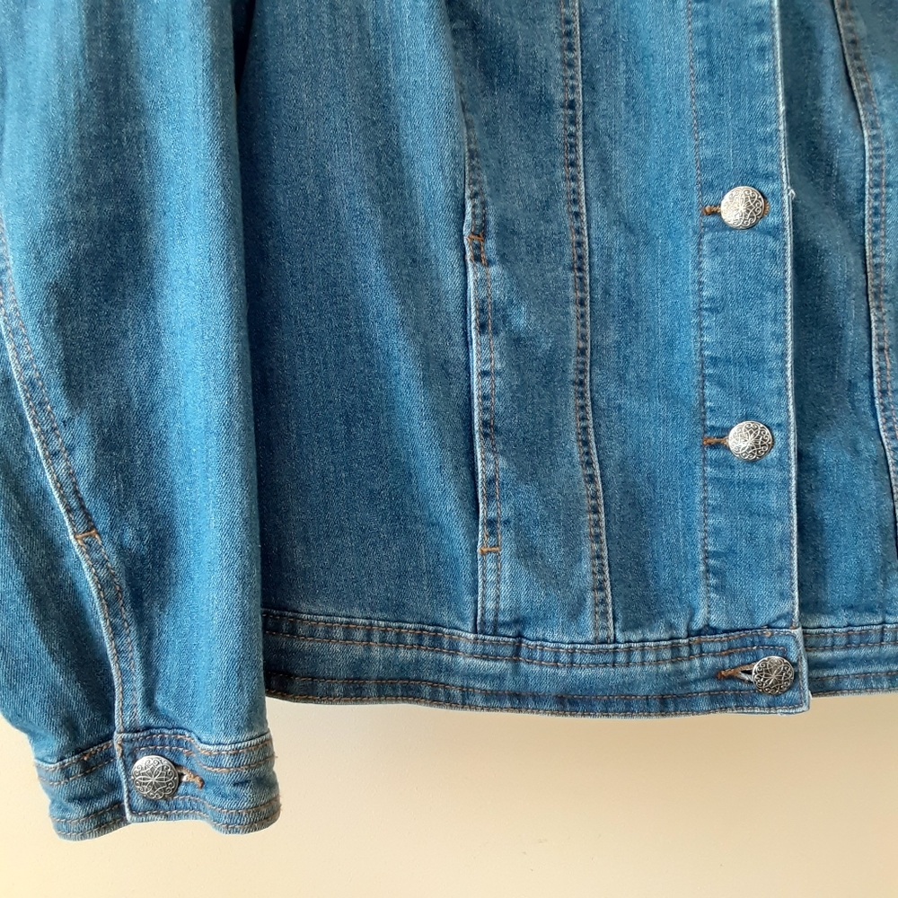 Embroidered Denim Jacket

Sz 22 24 - Picture 7 of 9